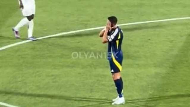 رونالدو ينتقد لاعبي النصر ويشير بيده: الفريق نائم.. فيديو