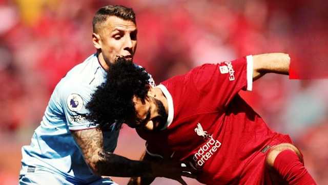 لوكاس دين عن قوة محمد صلاح العضلية: كأنك تصطدم بحائط