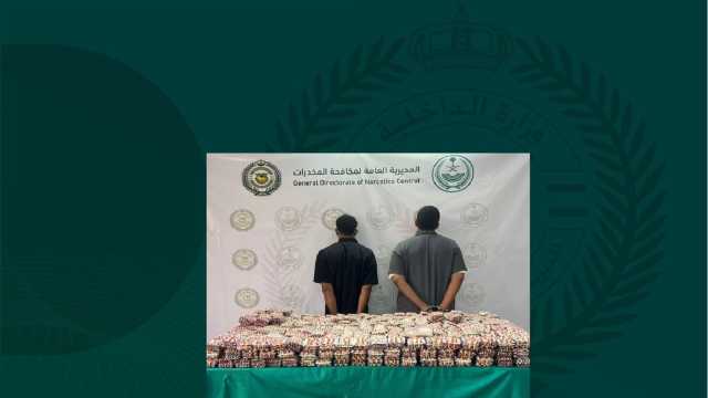 القبض على مقيمين لترويجهما 139,935 قرصًا خاضعًا لتنظيم التداول الطبي بعسير