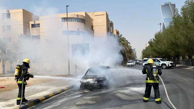 الدفاع المدني يخمد حريق في مركبة علي طريق الملك فهد بالرياض