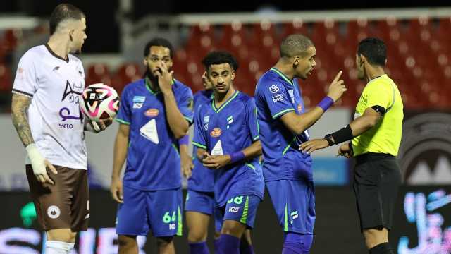 حكم يمنع لاعب الجبلين من تسديد ركلة جزاء في كأس الملك.. فيديو