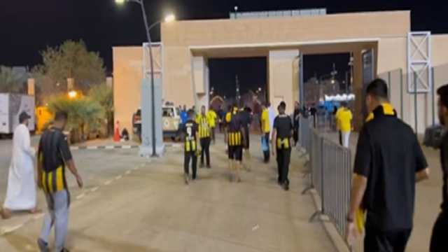 جماهير الاتحاد تغادر الملعب بعد تسجيل الهلال الهدف الثالث.. فيديو