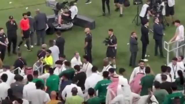 غضب مانشيني من المشجعين بعد نهاية المباراة .. فيديو