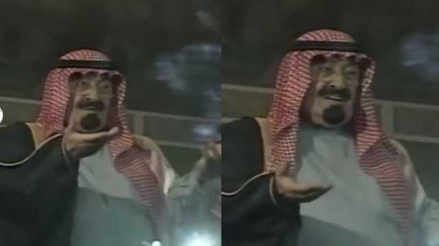 تصرف عفوي من الملك عبدالله رحمه الله وهو يمازح فرقة العرضة بمهرجان الجنادرية .. فيديو