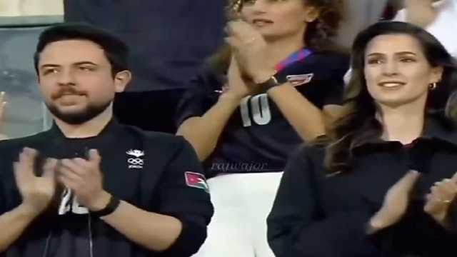 الأميرة رجوة وسط جماهير منتخب الأردن في أحدث ظهور لها .. فيديو