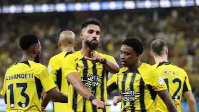 بنزيما يحتفل مع زملائه بعد فوز الاتحاد على الأهلي