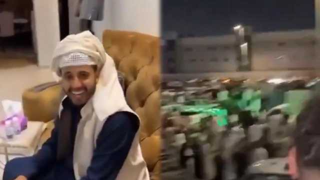 سبايكي يضطر لدخول منزل غرباء بعد ازدحام الفانز عليه للتصوير .. فيديو