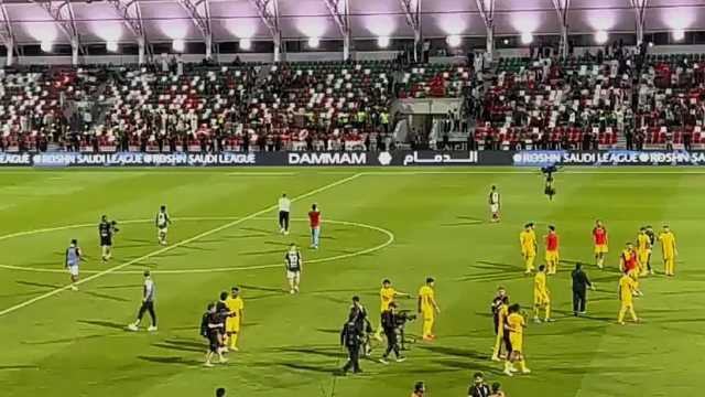 جماهير الاتفاق تُطلق صافرات الاستهجان على المدرب واللاعبين .. فيديو