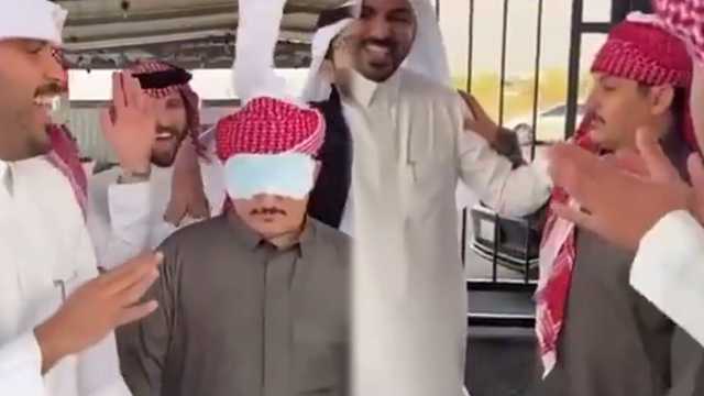 غازي الذيابي يهدي أحد العاملين اليمنيين لديه سيارة إكسنت أحدث موديل .. فيديو