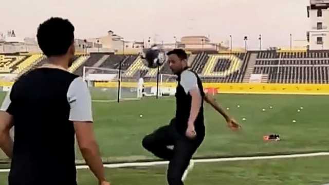 لؤي مشعبي يشارك لاعبي الاتحاد تدريباتهم .. فيديو