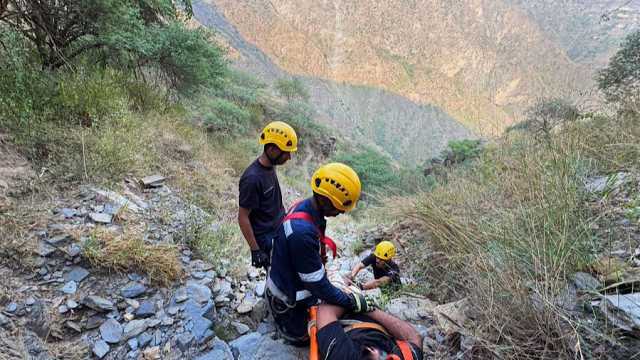 مدني جازان ينقذ شخص علق في مرتفع جبلي