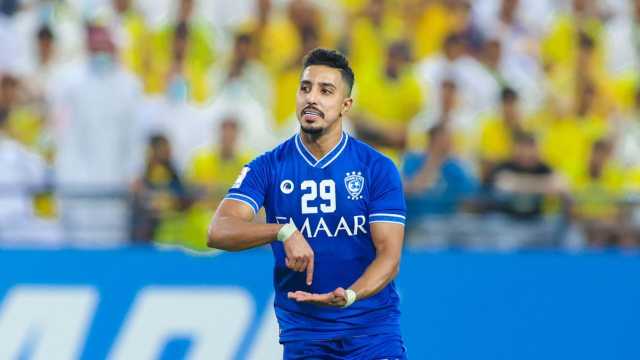 سالم الدوسري يدعم نادر الشراري بعد طرده في مباراة الهلال والشباب .. فيديو