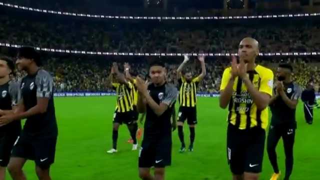 لاعبي الاتحاد يحتفلون مع الجماهير على أنغام : يا منيتي .. فيديو