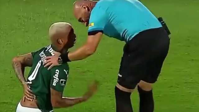 لاعب برازيلي يستفز الخصوم على طريقته.. فيديو