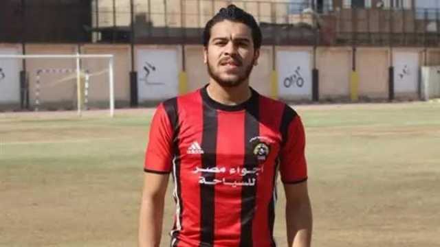 لاعب كرة شهير يصدم 3 أشخاص بسيارته في مصر