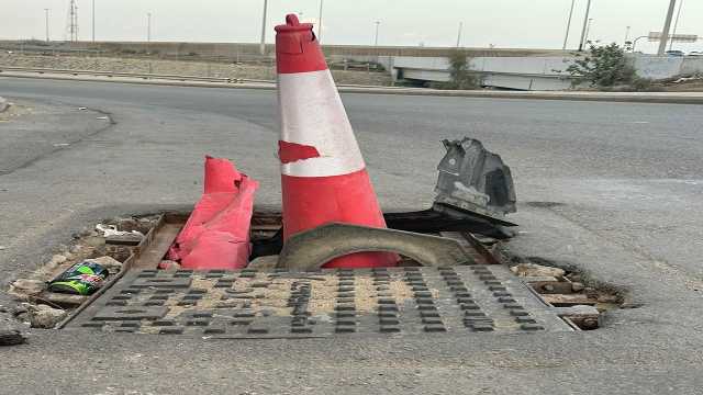 فوهات ومصائد منتشرة في حي الريان بجدة من المسؤول عن تغطيتها وإنقاذ الناس .. صور