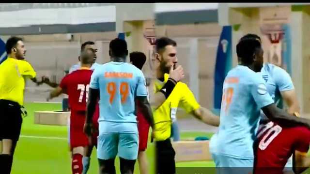 لاعب كاظمة يوجه لكمة بوجه لاعب النصر في الدوري الكويتي .. فيديو