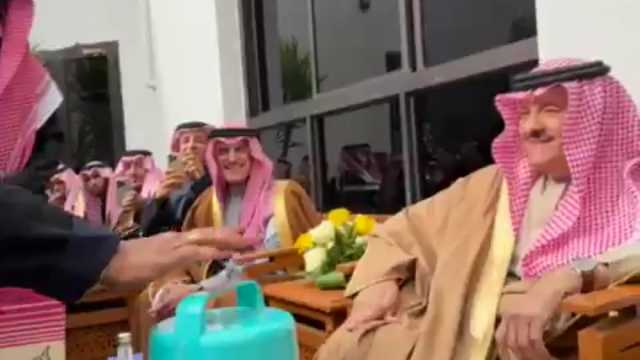 مواطنة تهدي الأمير سلطان بن سلمان ترمس شاي يعود لعام 1985.. فيديو