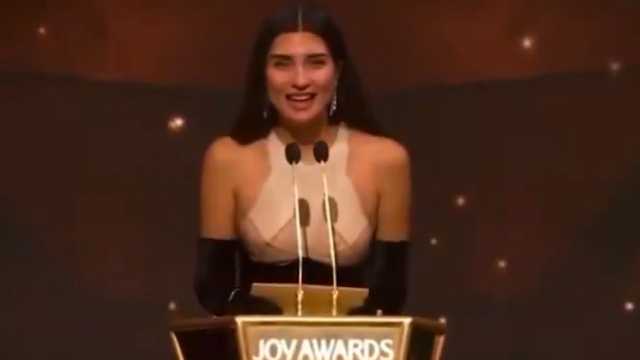 توبا تتحدث العربية في Joy Awards :شو هالليلة الحلوة بقلب الرياض .. فيديو