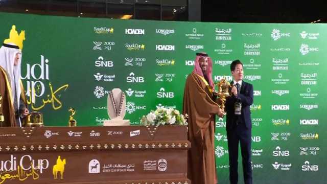 ولي العهد يتوج الفائزين بلقب كأس السعودية 2025.. فيديو