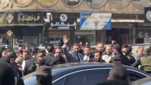 استقبال مهيب للرئيس السوري أحمد الشرع في مسقط رأس بشار الأسد.. فيديو