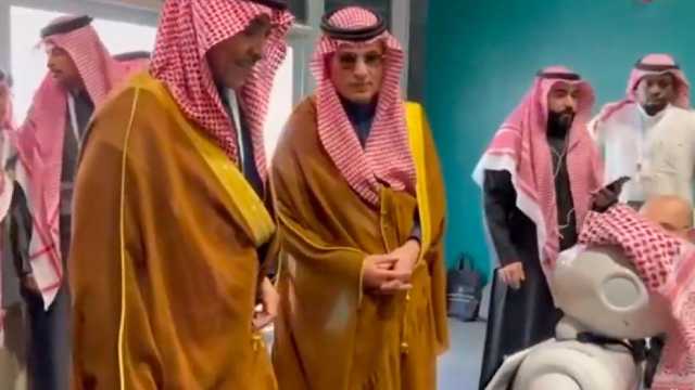 روبوت يرحب بوزير الإعلام خلال تدشين ⁧‫المنتدى السعودي للإعلام ‬⁩.. فيديو