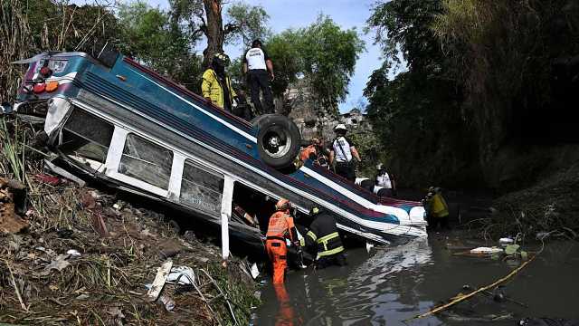 مصرع 55 شخصًا في حادث سقوط حافلة بـ وادٍ