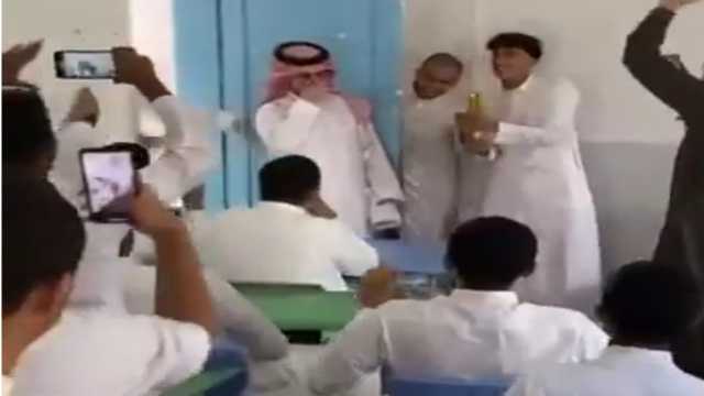 طلاب يحتفلون بميلاد طفلة معلمهم.. فيديو