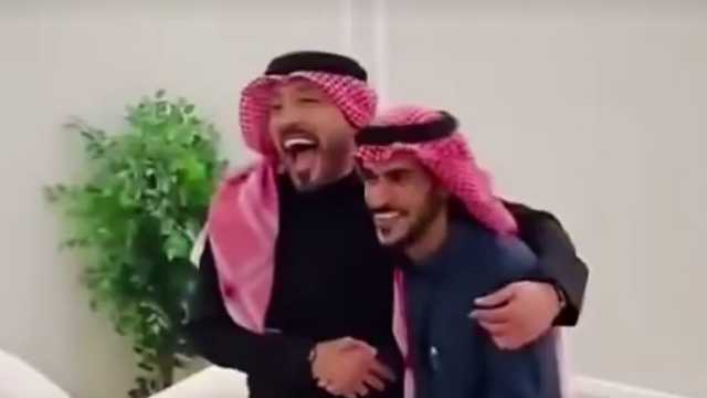 عايض يوسف بعد سؤال الكبيسي عن زواجه: تكفى فكني من شرك ..فيديو