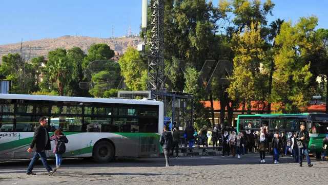 لقاء مؤثر لسورية تجتمع بشقيقها بعد عقد من الفراق ..فيديو