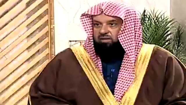 حكم الجلوس في الصلاة عند الشعور بالتعب الشيخ السند يُجيب .. فيديو