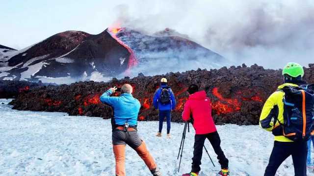 الآلاف من زوار جبل إتنا يغامرون لمشاهدة الحمم المتدفقة .. فيديو