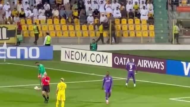 جماهير الوصل ترمي علب المياه على اللاعبين.. فيديو