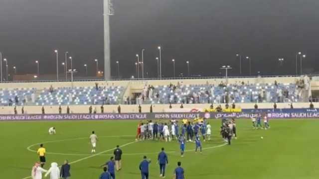 مشادة بين لاعب الفتح وحارس الأخدود بعد نهاية المباراة.. فيديو