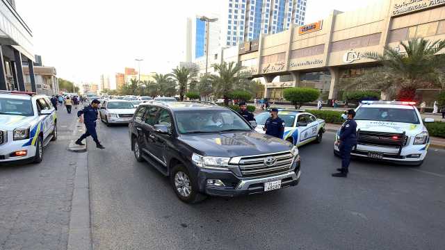 الإطاحة بعصابة تروج الخمور بالكويت