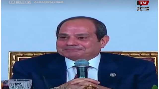 السيسي يمازح سامح حسين بعد برنامج قطايف: اتفضل بقى خلينا نحلي (فيديو)