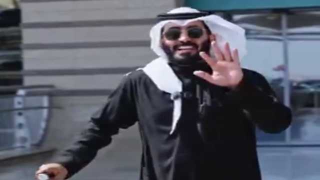 عبدالرحمن المطيري يفطر في أعلى طابق بمكة: “المنظر لا يوصف!”..فيديو