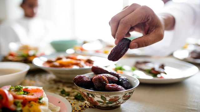 أضرار النوم بعد تناول الإفطار في رمضان