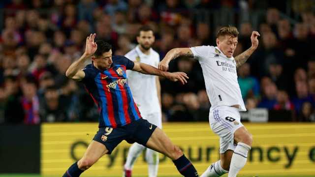 الاتحاد الإسباني يعلن حكم مباراة الكلاسيكو بين برشلونة وريال مدريد