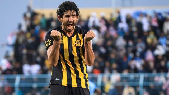 أحمد حجازي يثور غضباً على حكم مباراة الاتحاد وساباهان في دوري الأبطال