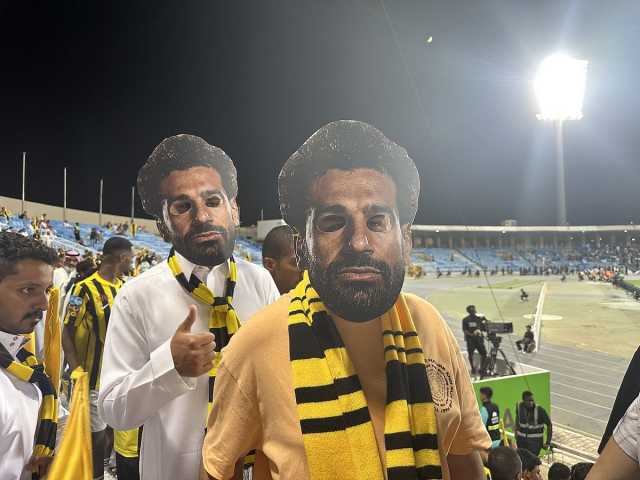 صور محمد صلاح تزين ملعب مباراة اتحاد جدة ضد الرياض.. فيديو