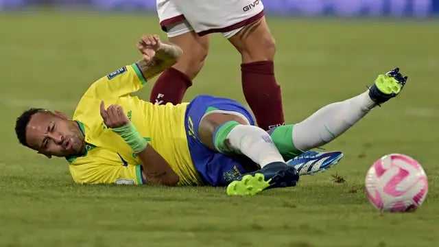 إصابة قوية لـ نيمار في مباراة البرازيل وأوروجواي