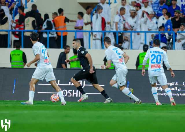 الهلال يتخطى الأخدود بثلاثية ويستعيد صدارة الدوري السعودي