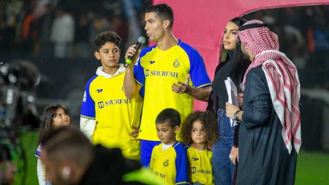 شاهد.. نجل رونالدو يؤازر براعم النصر أمام الهلال بالعكاز