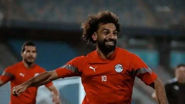 جماهير ليبيريا تفاجئ محمد صلاح قبل مباراة مصر وسيراليون.. فيديو