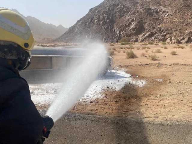 الدفاع المدني يباشر حادث انقلاب ناقلة وقود في ضباء