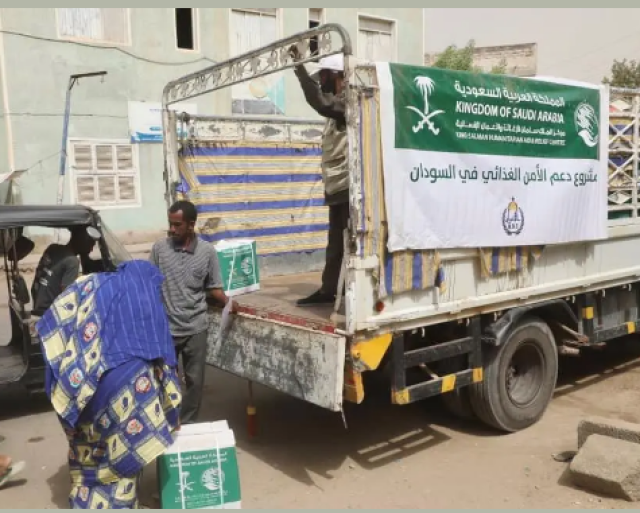مركز الملك سلمان للإغاثة يوزع 17 طنًا من السلال الغذائية بولاية سودانية