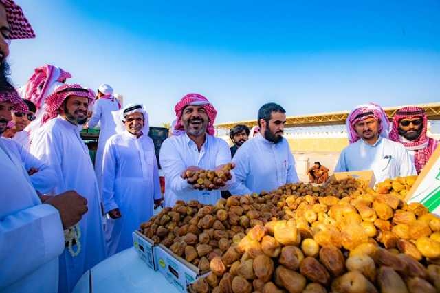 قدماء الفلاحين يجسدون أنماط الحياة في الماضي وسط كرنفال بريدة للتمور