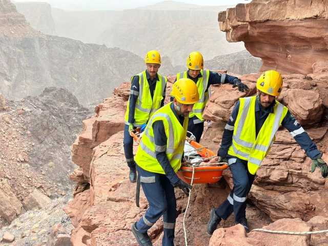 الدفاع المدني ينقذ شخصًا سقط من مرتفع جبلي في تبوك