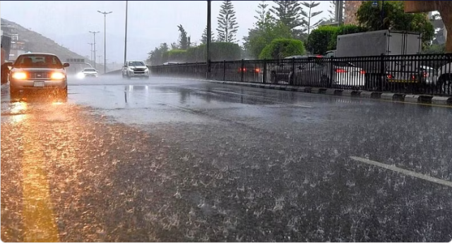 «المرور» يحذّر قائدي المركبات من انزلاقها أثناء هطول الأمطار